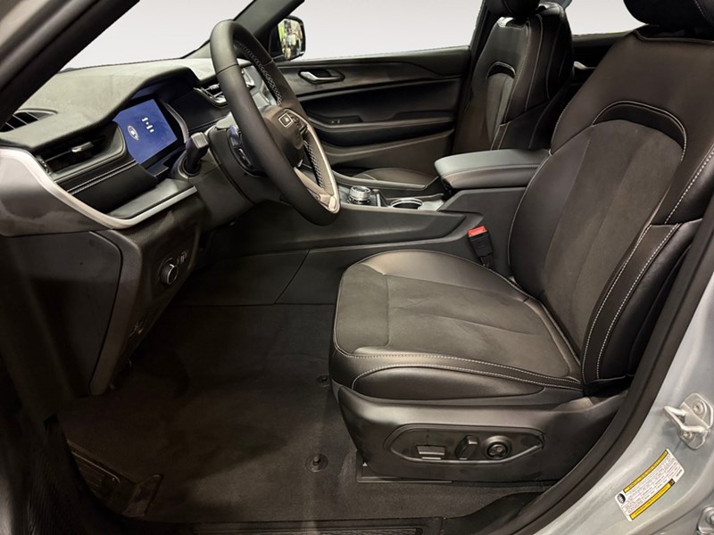 2024 Jeep Grand Cherokee Laredo 4x4
