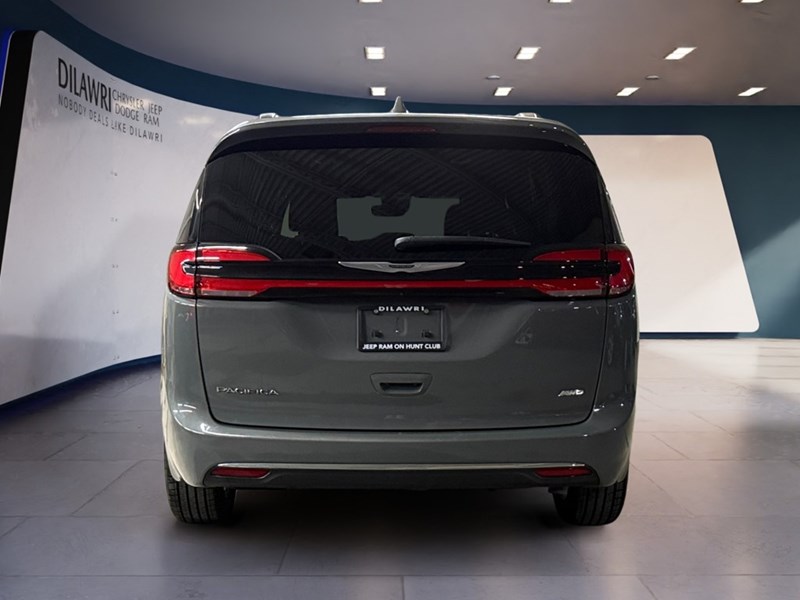 2022 Chrysler Pacifica Touring AWD