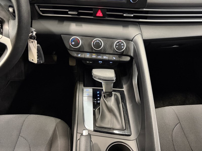 2024 Hyundai Elantra Preferred IVT