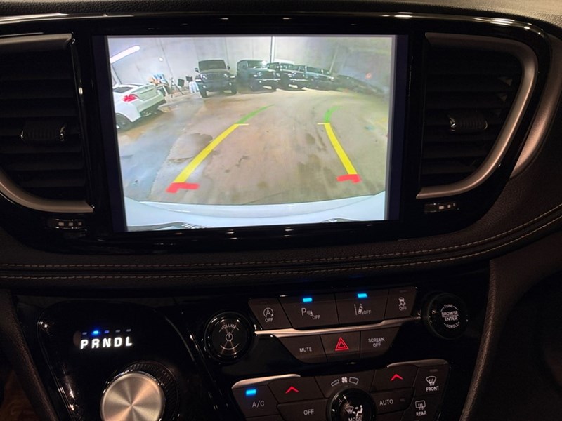 2023 Chrysler Pacifica Touring FWD
