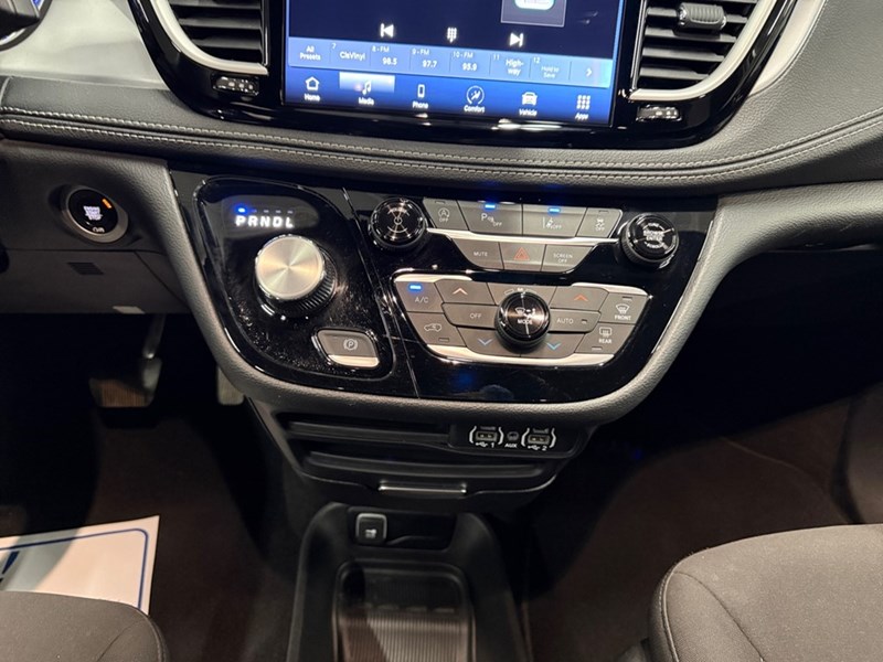2023 Chrysler Pacifica Touring FWD