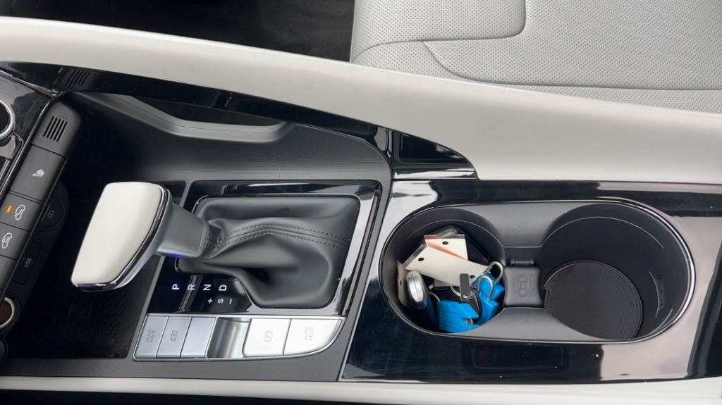 2023 Hyundai Elantra Luxury IVT w/Two-Tone Interior