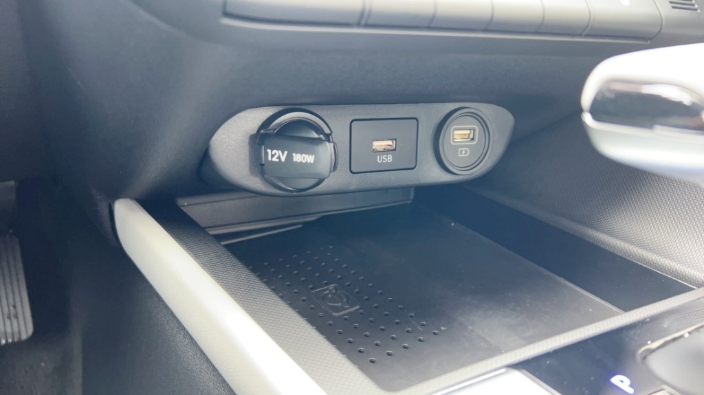 2023 Hyundai Elantra Luxury IVT w/Two-Tone Interior