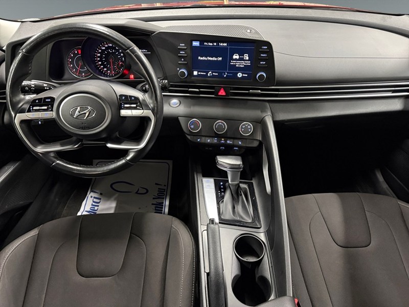 2022 Hyundai Elantra Preferred IVT