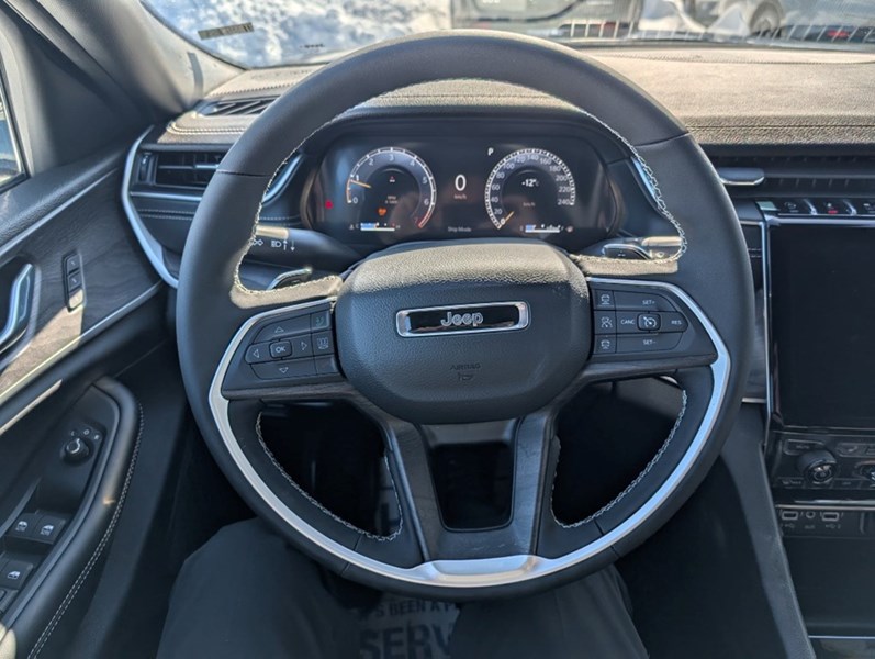 2025 Jeep Grand Cherokee Limited 4x4 | Pano Roof, Tow Package