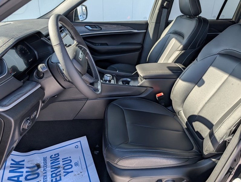 2025 Jeep Grand Cherokee Limited 4x4 | Pano Roof, Tow Package