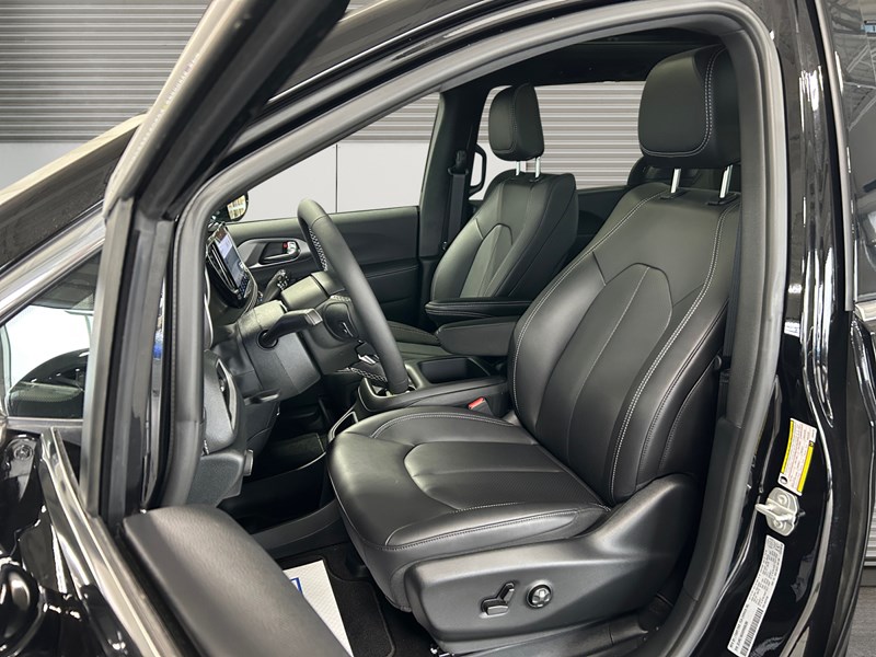 2025 Chrysler Pacifica Select FWD