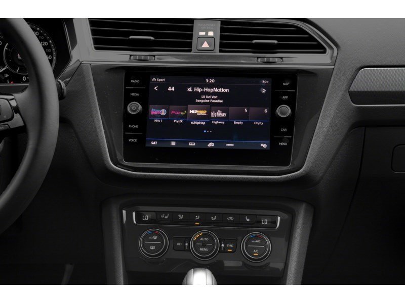 2018 Volkswagen Tiguan Highline 4MOTION Interior Shot 2